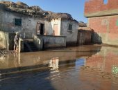 أهالى قرية أبو قورة يشكون من غرقهم فى مياه الأمطار