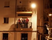 مواطنو إسبانيا يحتشدون بالبالكونات بعد إعلان فرض حظر التجوال بسبب كورونا