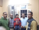 "لا الخال والد.. ولا العم سند".. عامل يخطف نجل شقيقه بمساعدة 3 آخرين ويطلب مليون جنيه فدية.. المتهم شارك عائلة الطفل في البحث وأقنعهم بضرورة دفع الفدية.. وأمن طهطا بسوهاج يعيد الصبي ويضبط الجناة والنيابة تحبسهم