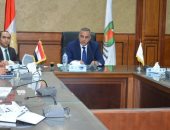 محافظ سوهاج يبحث إنهاء مشروعات برنامج "تنمية الصعيد" وفقا للجداول الزمنية