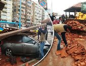 خسائر الإسكندرية من الطقس السيئ.. انهيارات جزئية فى 5 منازل بدون إصابات.. وتأثر 30 بيتا في قرى العامرية بسبب الأمطار الغزيرة.. وتحطم بورجولا كبيرة على كورنيش الإسكندرية.. والتضامن تحصر الخسائر لصرف المساعدات