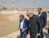 صور.. رئيس "اقتصادية قناة السويس" يتفقد آثار السيول بالمنطقة الصناعية