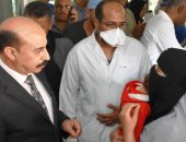 محافظ أسوان يكشف قصور الخدمة الطبية بالمستشفى الجامعى.. صور