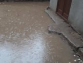 أهالى قرية طناح بالمنصورة يستغيثون بعد غرق القرية بمياه الأمطار  ويطالبون بشفطها 