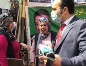 صور.. انتخابات زمن الكورونا.. مرشح بانتخابات المحامين يوزع كمامات بدلا من المطبوعات