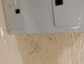 سكان حدائق أكتوبر يشكون من وصول مياه الأمطار للكهرباء بمنازلهم 