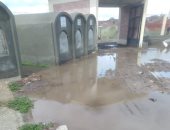 فيديو وصور.. مياه الأمطار والصرف الصحى تغرق المقابر فى دمياط 