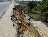 صور.. إنهيار جزئى بطريق "العزازي" تحت الإنشاء بالشرقية