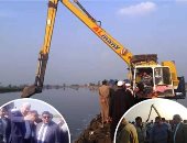 صور.. غرق الأرضى الزراعية وعشرات المنازل بقرية بحر البقر بالشرقية لانهيار جسر بسبب مياه الأمطار.. وزير الرى يتفقد القرية المنكوبة ويأمر بسرعة الترميم.. والمحافظ: لجان لحصر الخسائر وإقامة 40 خيمة للمتضررين