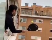 بعد غناء الإيطاليين من شرف منازلهم.. أسبان يلعبون تنس من الشبابيك