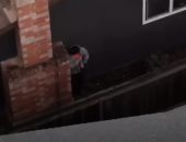 كاميرا "درون" ترصد مجرما يحاول الفرار بعد سرقة أحد المنازل بكاليفورنيا..فيديو