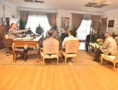 محافظ أسيوط يناقش أعمال الرصف والتجميل والنظافة بحى شرق وغرب