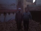 "سيبها علينا".. مأساة عامل وأسرته ينامون فى الشارع بعد انهيار منزلهم بسوهاج