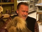 أرنولد شوازنيجر يستمتع بالحجر الصحي بالمنزل بصحبة حمار وحصان وكلب