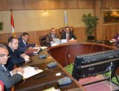 محافظ الغربية يناقش الموقف التنفيذى لمشروعات الرصف داخل  مراكز المحافظة 