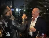 محمد رمضان ونجيب ساويرس يرقصان على أغنية "بم بم" في حفلة ليلية.. فيديو