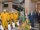 جامعة القاهرة تواصل تعقيم كافة المنشآت والمرافق لمواجهة كورونا.. صور