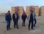 مساعد نائب وزير الإسكان يتفقد العمل بمشروع السكن الاجتماعى بحدائق أكتوبر