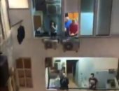 عائلة لبنانية تحتفل بعيد ميلاد أحد أفرادها من الشرفة .. بسبب عزلة كورونا