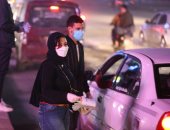 فتيات وشباب يوزعون منشورات على المواطنين للتوعية من فيروس كورونا