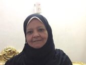 قصة كفاح الأم المثالية بالمنيا.. ربت أبناءها بماكينة خياطة بعد إصابة زوجها بشلل