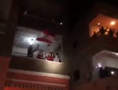 لبنانيون يواصلون التظاهر ضد الفساد بالرقص من نوافذ منازلهم على أغانى وطنية