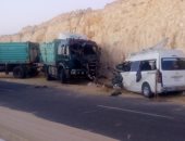 صور.. مصرع شخص وإصابة 15 آخرين فى تصادم بين سيارتين بسوهاج