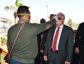 صور.. محافظ جنوب سيناء يخضع للفحص ضد كورونا قبل دخول ديوان المحافظة
