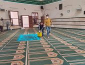 صور .. شباب "الرملة" ببنها يتطوعون لتعقيم المساجد بقريتهم