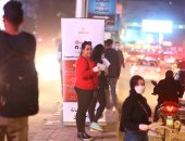 فيديو وصور.. فتيات وشباب يوزعون منشورات على المواطنين للتوعية من فيروس كورونا