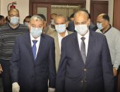 بالكمامات.. محافظ المنيا ورئيس الجامعة يتفقدان مبنى الطوارئ ومستشفى الكبد (صور)