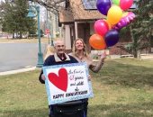 عجوز يتحايل على كورونا بطريقة مبتكرة ليحتفل مع زوجته بعيد زواجهما الـ 67