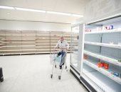 مواطنو بريطانيا يبحثون عن السلع الغذائية فى متاجر فارغة 