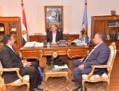 محافظ أسيوط: إنشاء محطات وسيطة لتسهيل نقل المخلفات لمصانع السماد العضوى.. صور