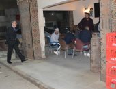 صور.. جولة مفاجئة لمحافظ المنيا على المقاهى لمتابعة تنفيذ قرار منع "الشيشة"
