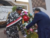 صور.. محافظ المنيا يضع إكليلا من الزهور على النصب التذكارى فى العيد القومى 101