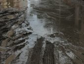 أهالى قرية كفر شكر بالقليوبية يشكون من برك الطين بسبب مياه الأمطار