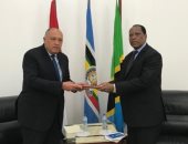 وزير الخارجية يلتقى نظيره التنزانى ويسلمه رسالة الرئيس بشأن سد النهضة