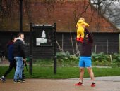 بريطانى يبتكر طريقة للتغلب على العزل فى زمن كورونا.. بيتمرن ويلاعب بنته "2 × 1"