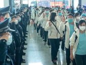 أهالى ووهان يودعون الأطباء المشاركين فى مواجهة كورونا بالتحية العسكرية 