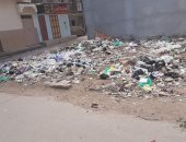 "سيبها علينا".. شكوى من تراكم القمامة فى شوارع دمياط ..صور