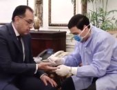 فيديو .. رئيس الوزراء وأعضاء الحكومة يخضعون لاختبارات للكشف عن كورونا