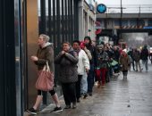 المتسوقون يصطفون أمام المتاجر قبيل الإغلاق فى لندن