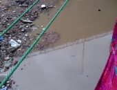 تراكم مياه الأمطار مع الصرف الصحي بشارع حساد عزبة النخل الغربية