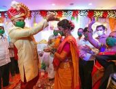 كورونا يكسب.. حفل زفاف هندى بالكمامة والمعقمات لتوعية المجتمع بالوقاية.. صور