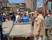 صور.. محافظة الجيزة تزيل الباعة الجائلين بترعة الزمر فى بولاق لمواجهة كورونا