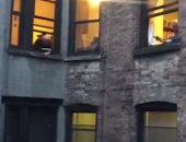 سكان نيويورك يغنون من شرفات منازلهم لتمرير لحظات الحجر المنزلي.. فيديو