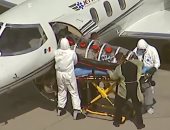 طائرة إسعاف خاصة تنقل أمريكيا أصيب بفيروس كورونا في رحلة أوروبية.. فيديو