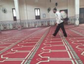 شباب الشرقية يعقمون المساجد والمحلات بالمطهرات مجانا.. صور
