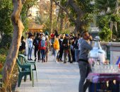 مواطنون يصطفون على كورنيش النيل رغم التحذيرات من انتشار كورونا.. صور
